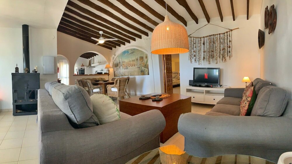 Фото Private, Bright, Spacious House with Pool & Hot Tub