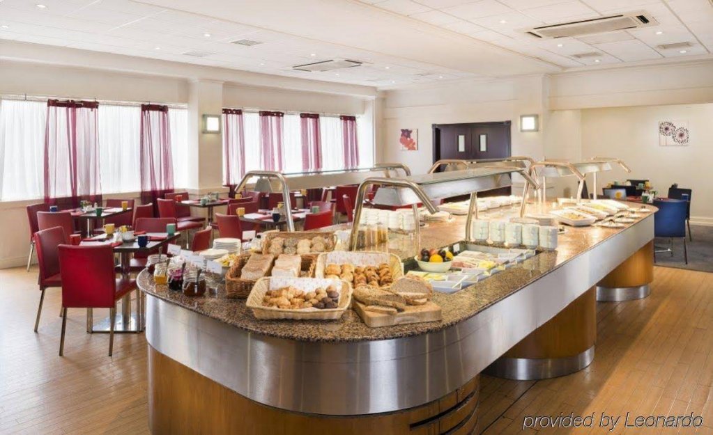 Фото Mercure Cardiff North Hotel