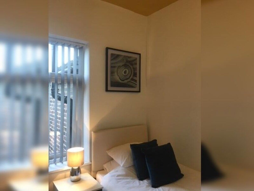 Фото Townhouse Plus @ 166 Edleston Road Crewe