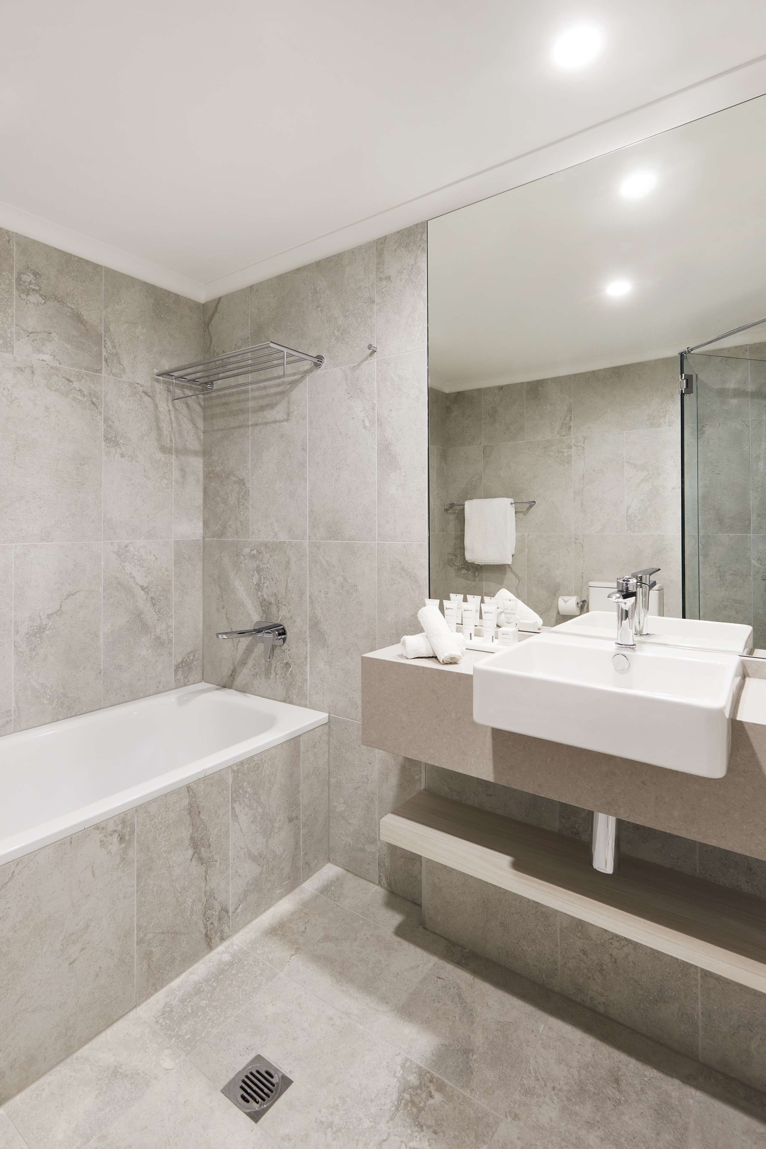 Фото Radisson Hotel & Suites