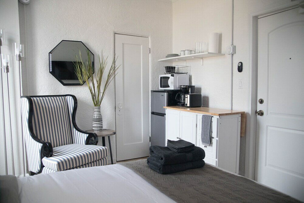 Фото Charming Studio in Beverly Boulevard! Sleeps 2!