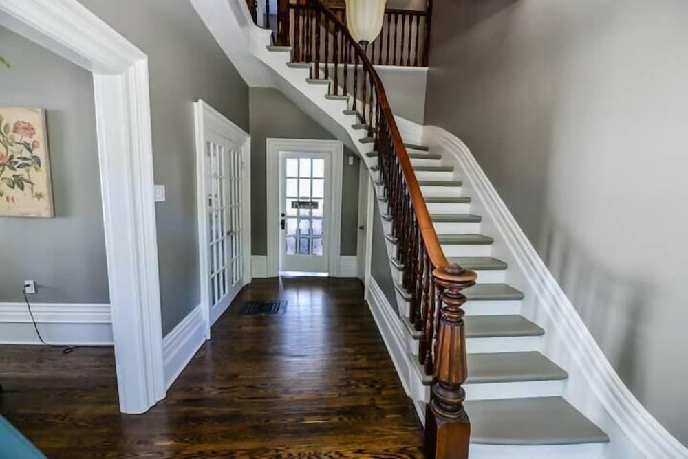 Фото Stratford Suites - 66 Daly Ave