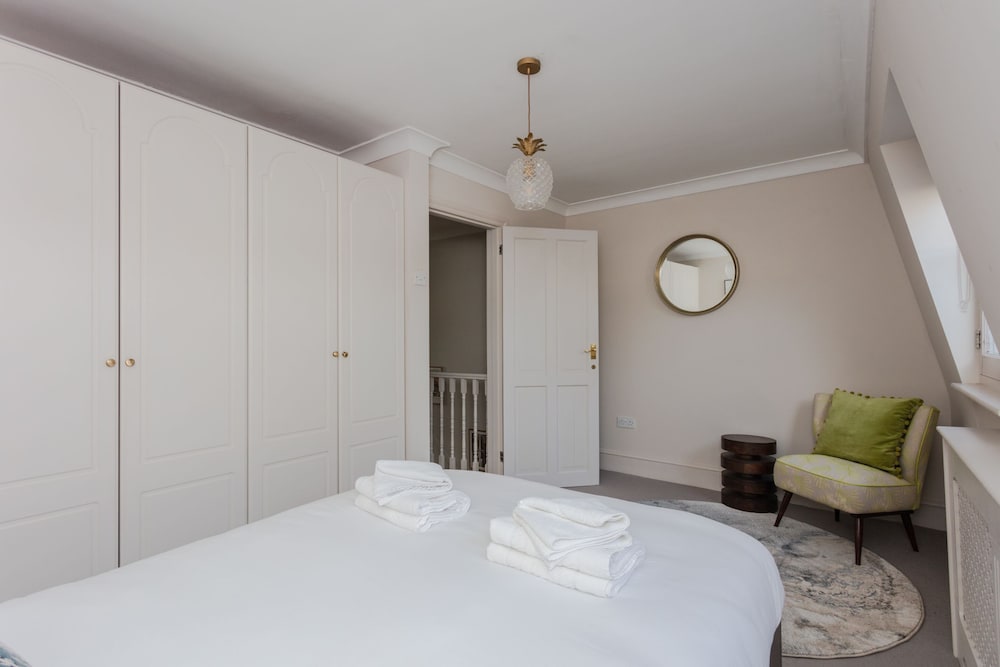 Фото Newly Refurbished 4 Bedroom House in East London