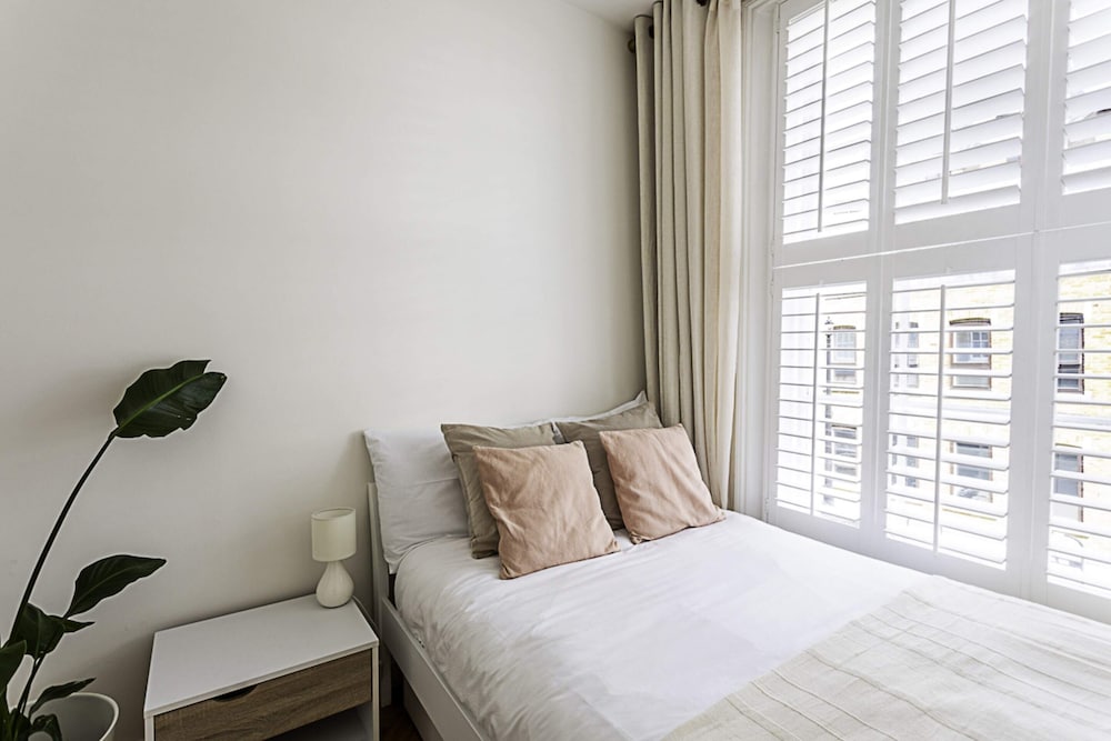 Фото London Bridge Cosy Chic: Your Perfect 1-bed London Retreat