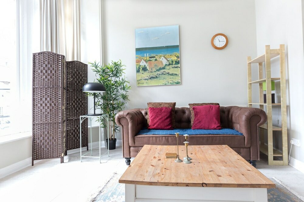 Фото Bright Two Br Period Apartment in Whitechapel