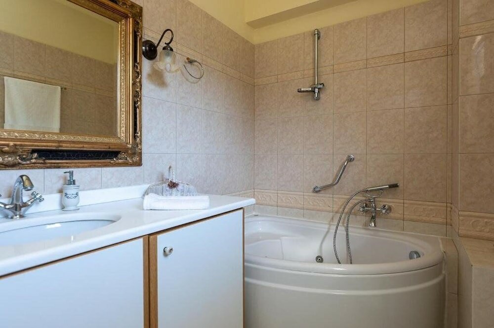 Фото Rafkos Hill Mansion