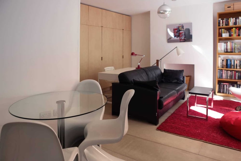 Фото Stylish, Bright Apartment w Private Garden