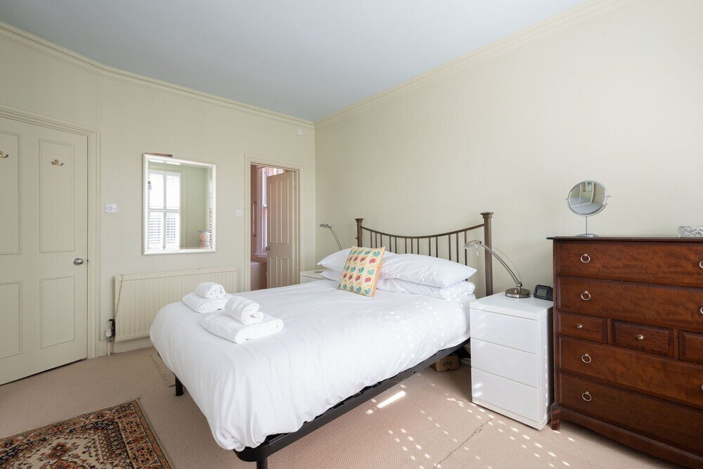 Фото Charming Home in Leafy Parsons Green