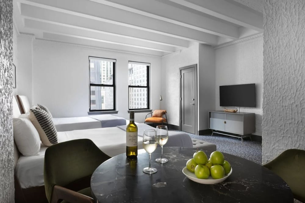 Фото Magnificent Mile Suites