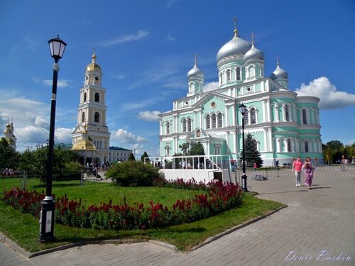 Şapel, haç anıtı Колокольня Свято-Троицкого Серафимо-Дивеевского монастыря, Nijegorodskaya oblastı, foto