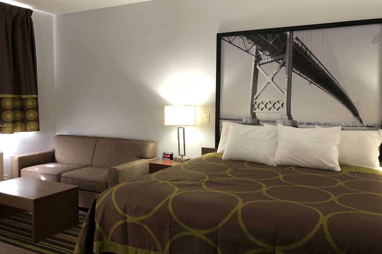 Фото Super 8 by Wyndham Ambassador Bridge Windsor On