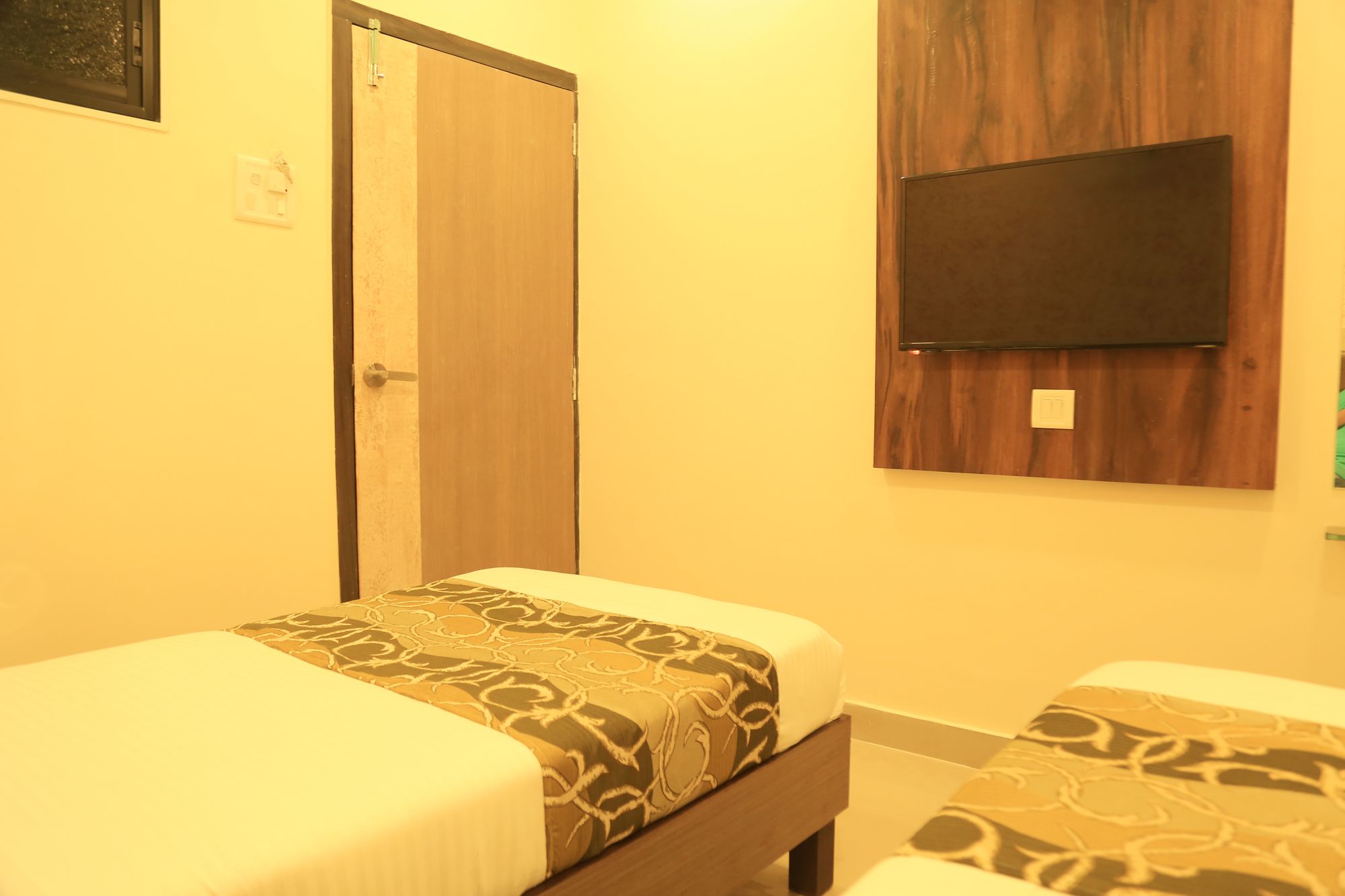 Фото Oyo 8678 Hotel Golden Nest