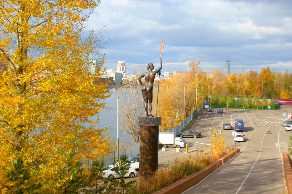 Жанровая скульптура Девушка с веслом, Москва, фото