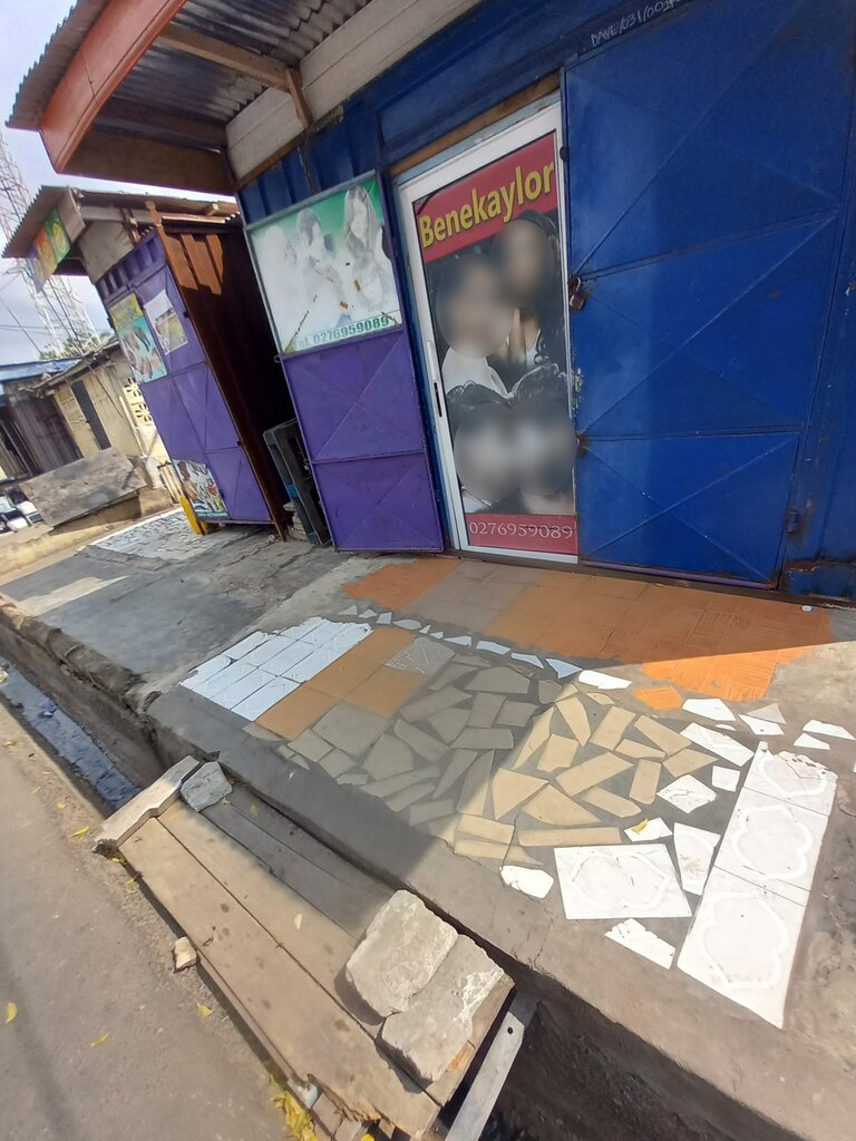 Beauty salon Benekaylor, Accra, photo