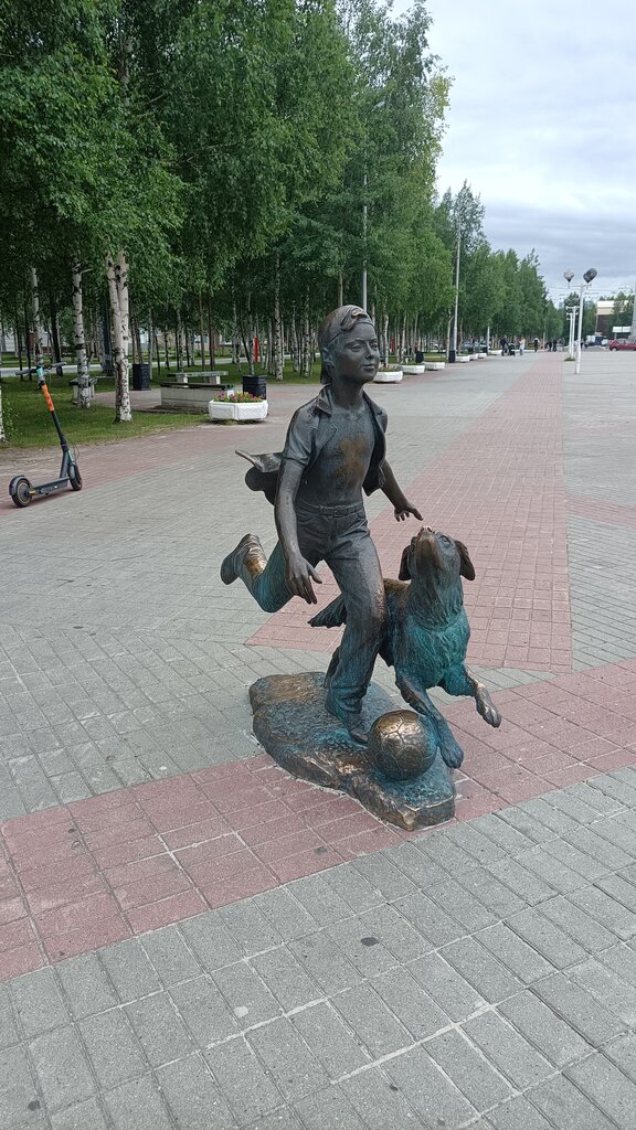 Genre sculpture Мальчик с собакой, Kogalym, photo
