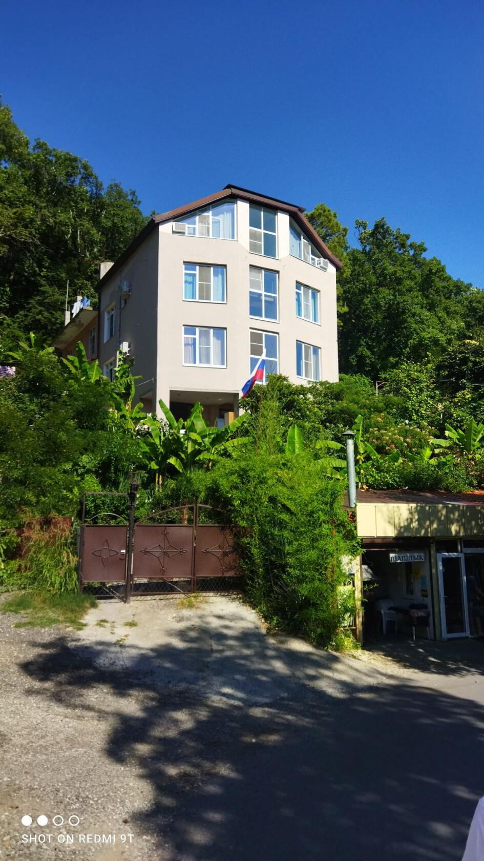 Фото Дом с флагом