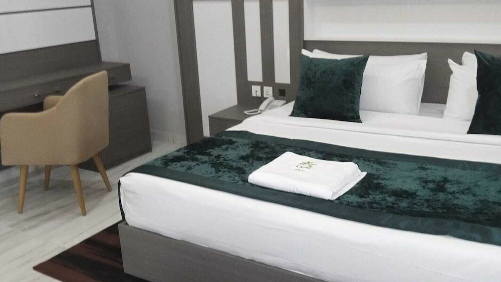 Фото Elegant Hotel & Suites by City Green