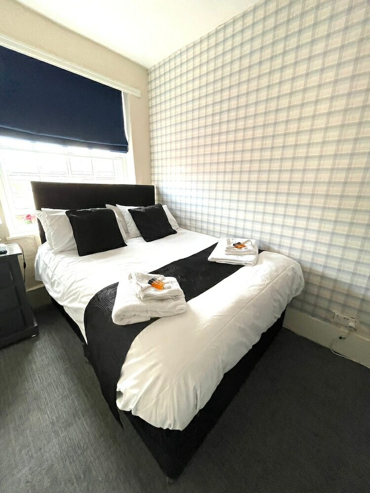 Фото The Crown And Cushion