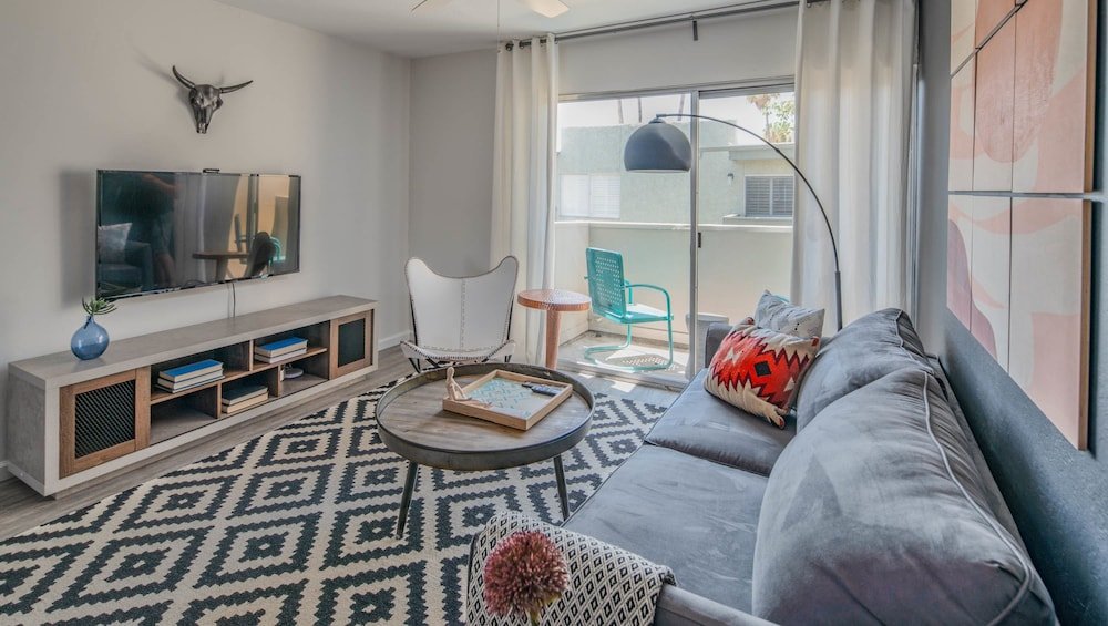 Фото Stylish 1br Apt Old Town by WanderJaunt