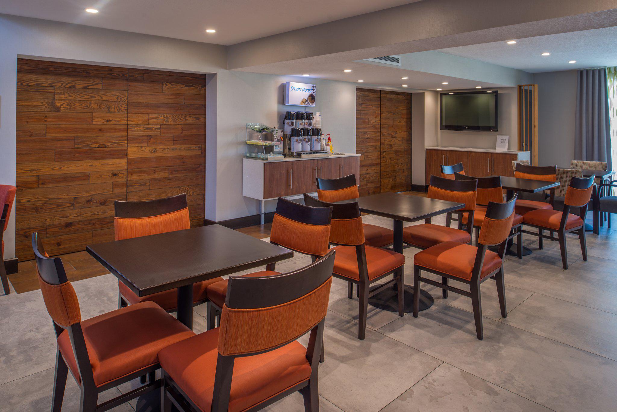 Фото Holiday Inn Express & Suites San Antonio Medical-Six Flags, an Ihg Hotel