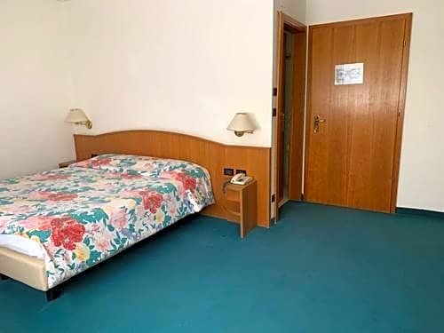 Фото Hotel Garni Enrosadira