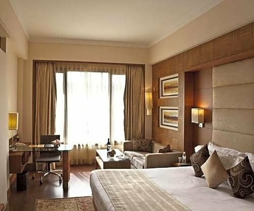 Внешний вид отеля The Bristol Hotel в Гургаоне, фото 2