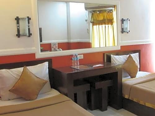 Фото Oyster Plaza Hotel