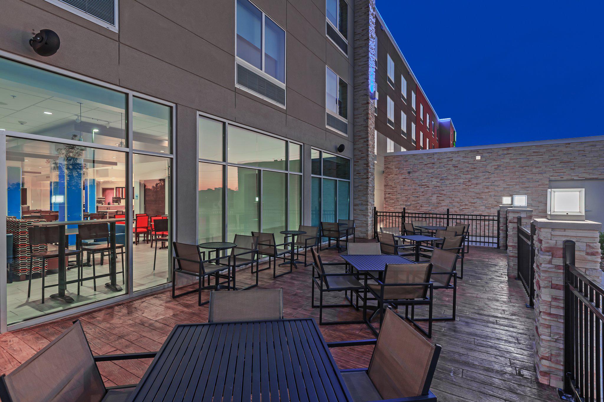 Фото Holiday Inn Express & Suites Tulsa South - Woodland Hills, an Ihg Hotel