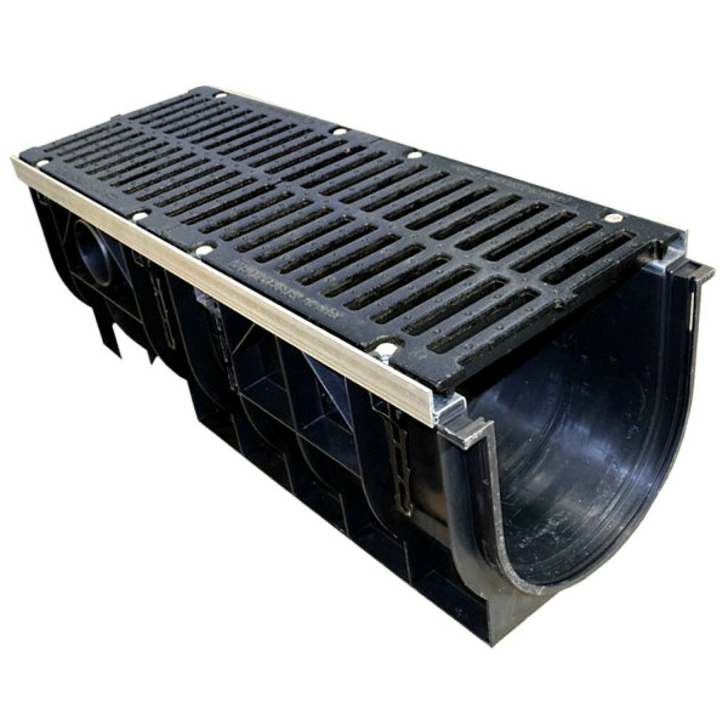 Желоба бетонные для отвода воды на земле с решетками