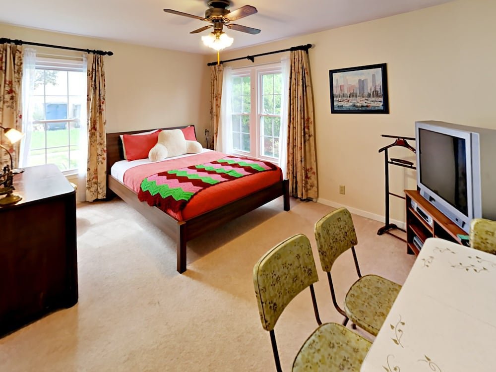 Фото 3br 2ba Brentwood Home by RedAwning