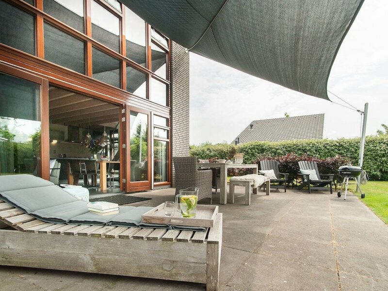 Гостиница Modern Holiday Home Located Against the Dunes Between Schoorl and Bergen