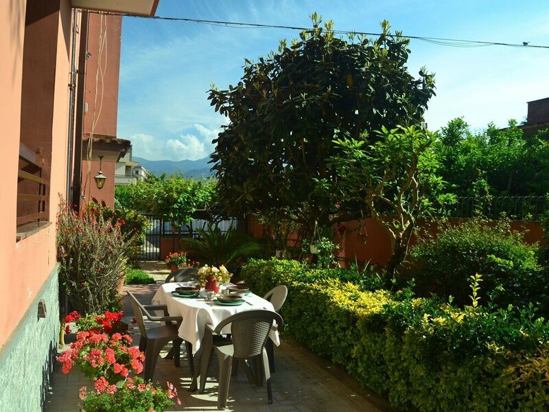 Жильё посуточно Cosy Holiday Home in Pompei With Garden