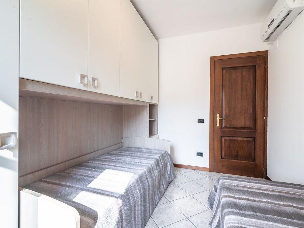 Фото Spacious Holiday Home in Verbania Pallanza With Balcony