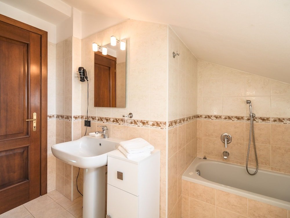 Фото Spacious Holiday Home in Verbania Pallanza With Balcony