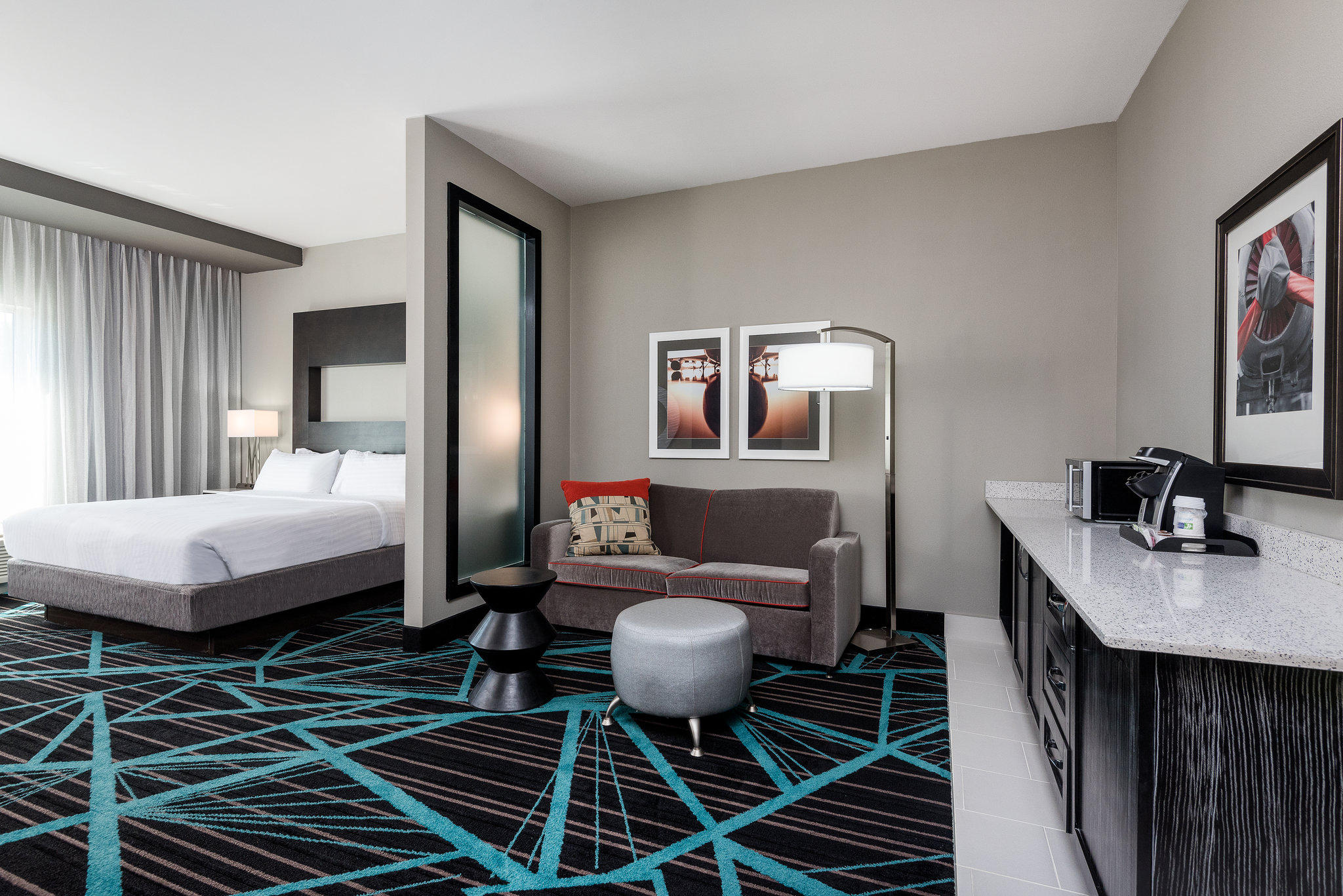 Фото Holiday Inn Express & Suites Charlotte Airport, an Ihg Hotel