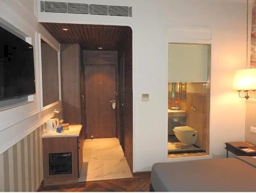 Фото Polo Floatel Kolkata