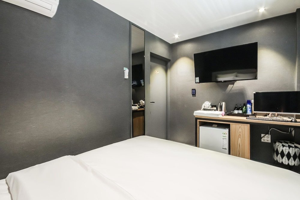 Фото Geoje Hotel Deluxe and Guest House