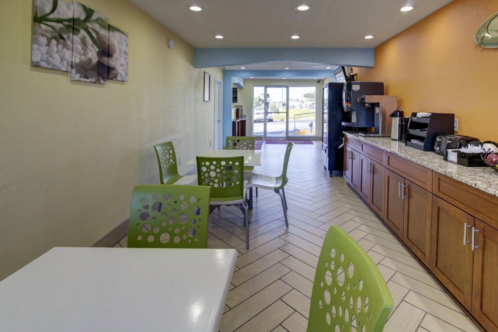 Фото Econo Lodge at Military Circle