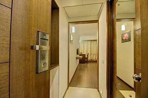 Фото The Monarch