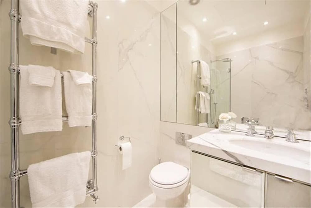 Фото Luxurious 1br Period Property in Kensington