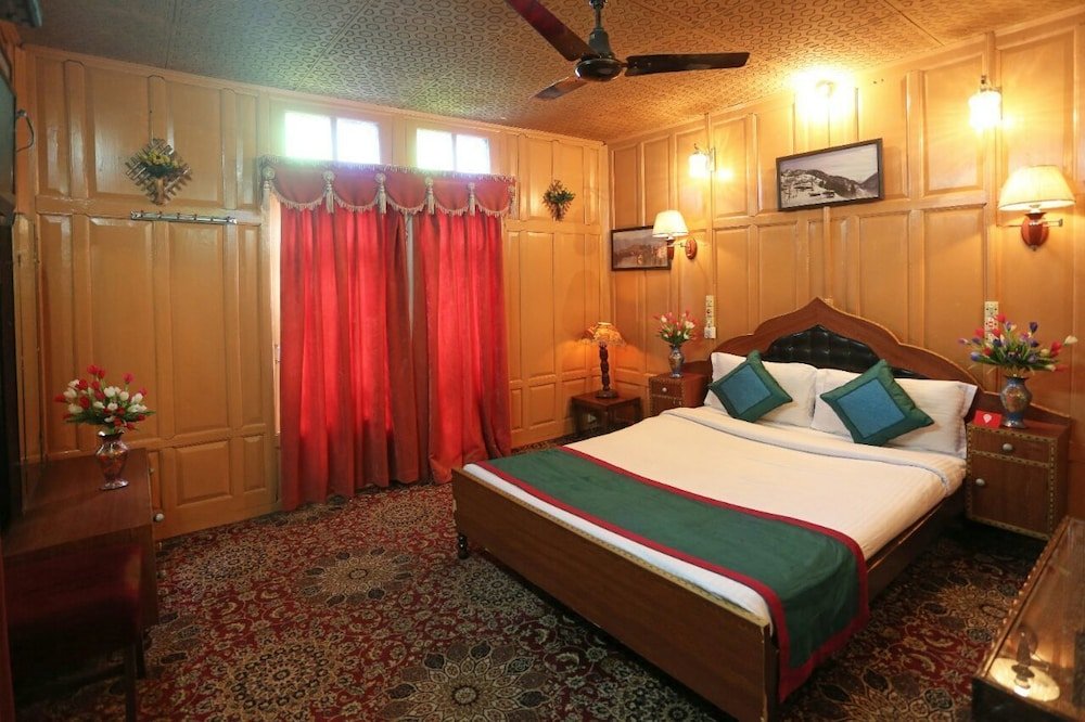 Фото Ritz HouseBoat Srinagar