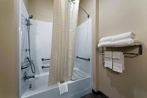 Фото Cobblestone Hotel & Suites - Two Rivers