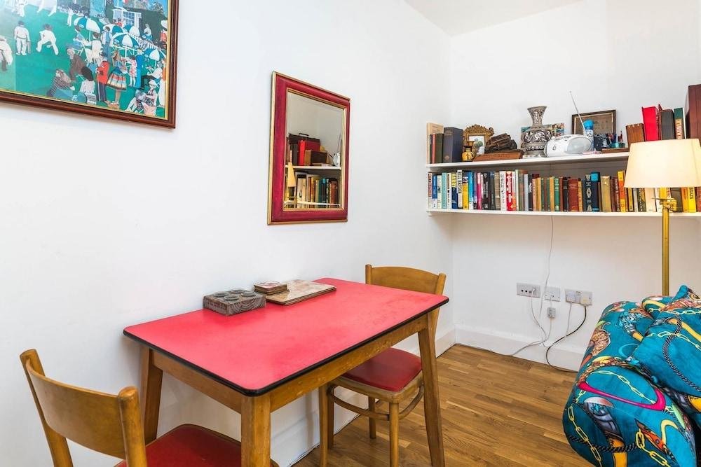Фото Cosy 2 Bedroom Garden Flat in Battersea/clapham