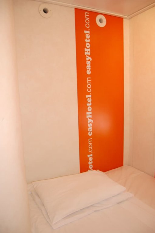 Фото EasyHotel London South Kensington