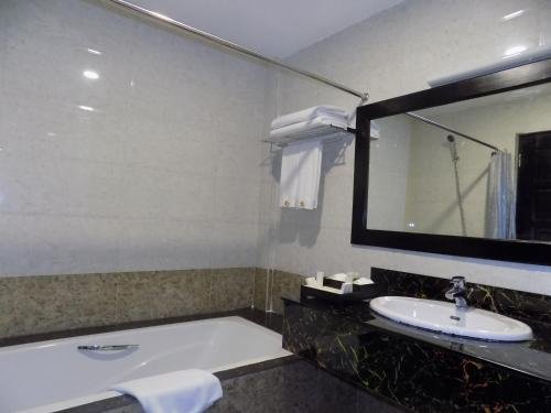 Фото Mingalar Thiri Hotel