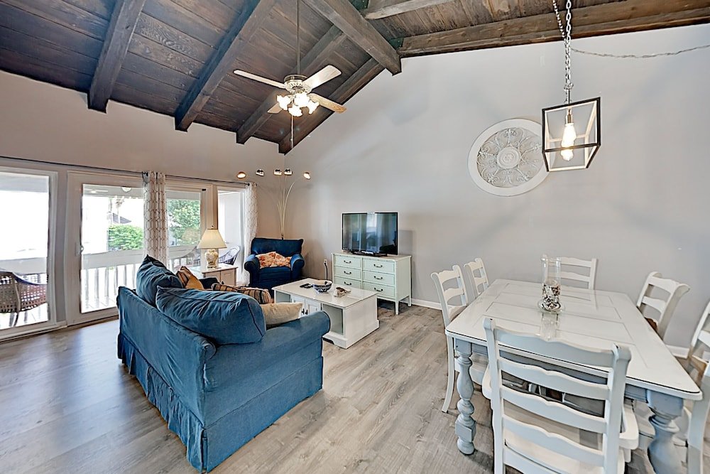 Фото Newly Remodeled W Pool - Steps To Beach! 2 Bedroom Condo