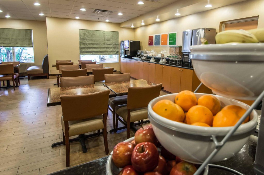 Фото Comfort Suites Near Universal Orlando Resort