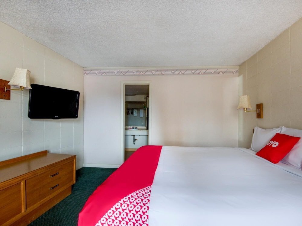 Фото Deluxe Inn & Suites