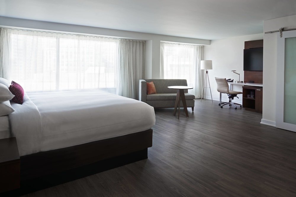 Фото Toronto Marriott City Centre Hotel