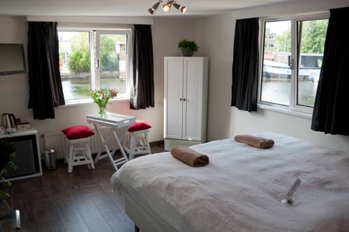 Фото Minties, Floating Bed EN Breakfast